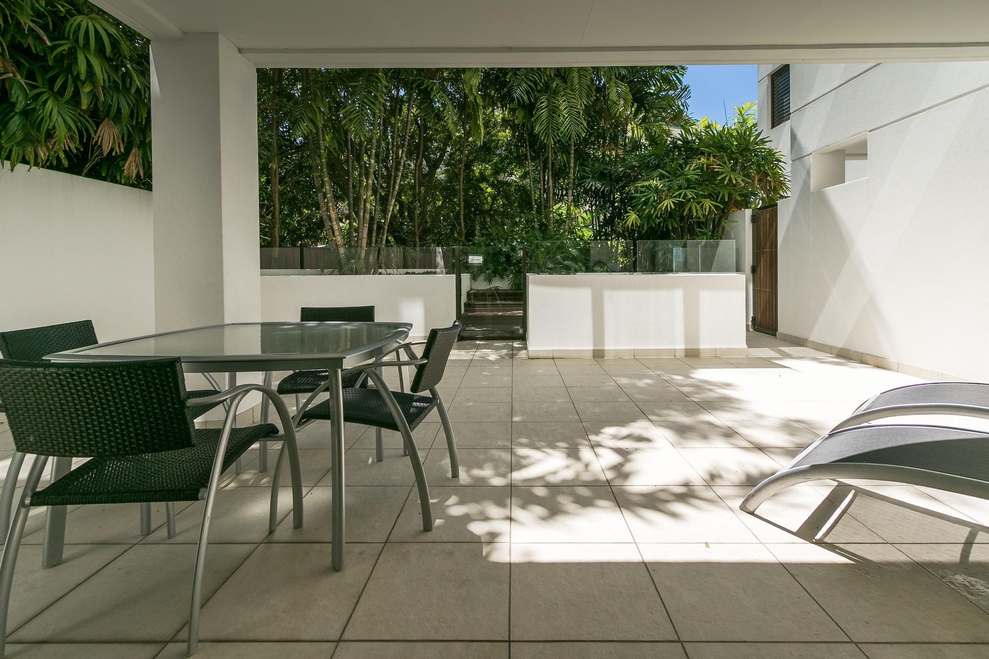 Grand Mercure Allegra Харві-Бей Екстер'єр фото The courtyard of a typical apartment at the complex