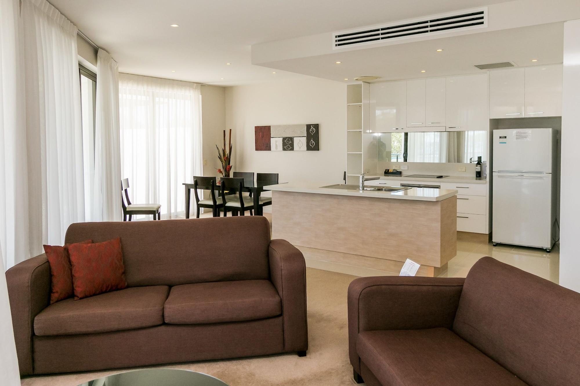 Grand Mercure Allegra Харві-Бей Екстер'єр фото A living room with a kitchen