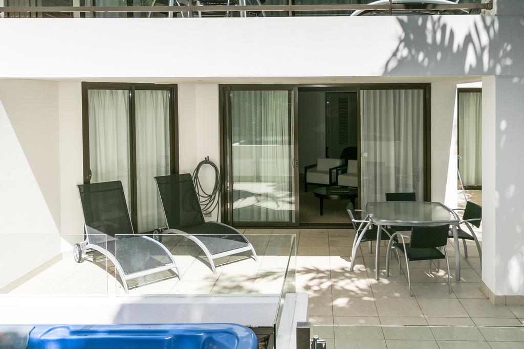Grand Mercure Allegra Харві-Бей Екстер'єр фото A balcony