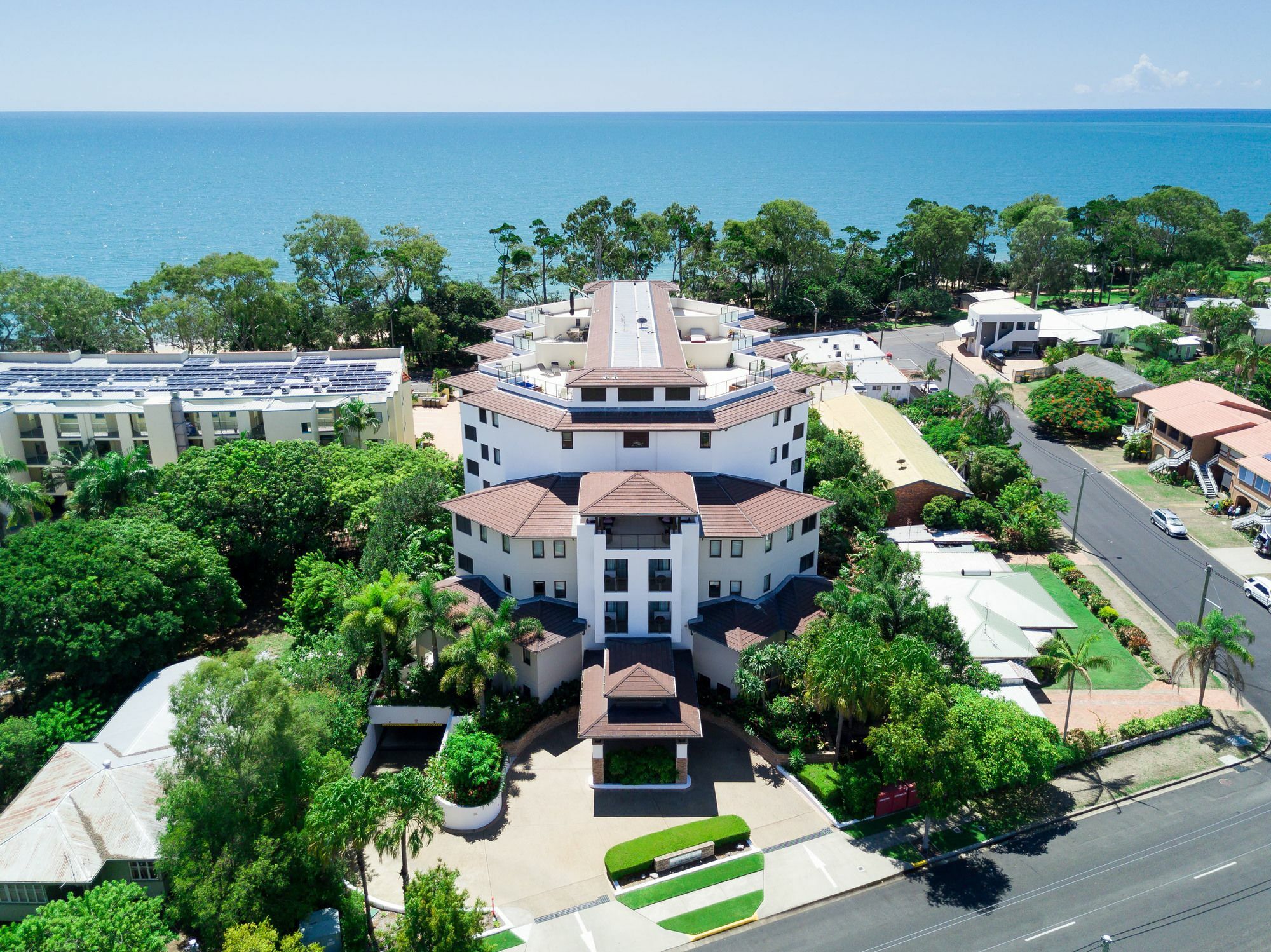 Grand Mercure Allegra Харві-Бей Екстер'єр фото Aerial view of the complex
